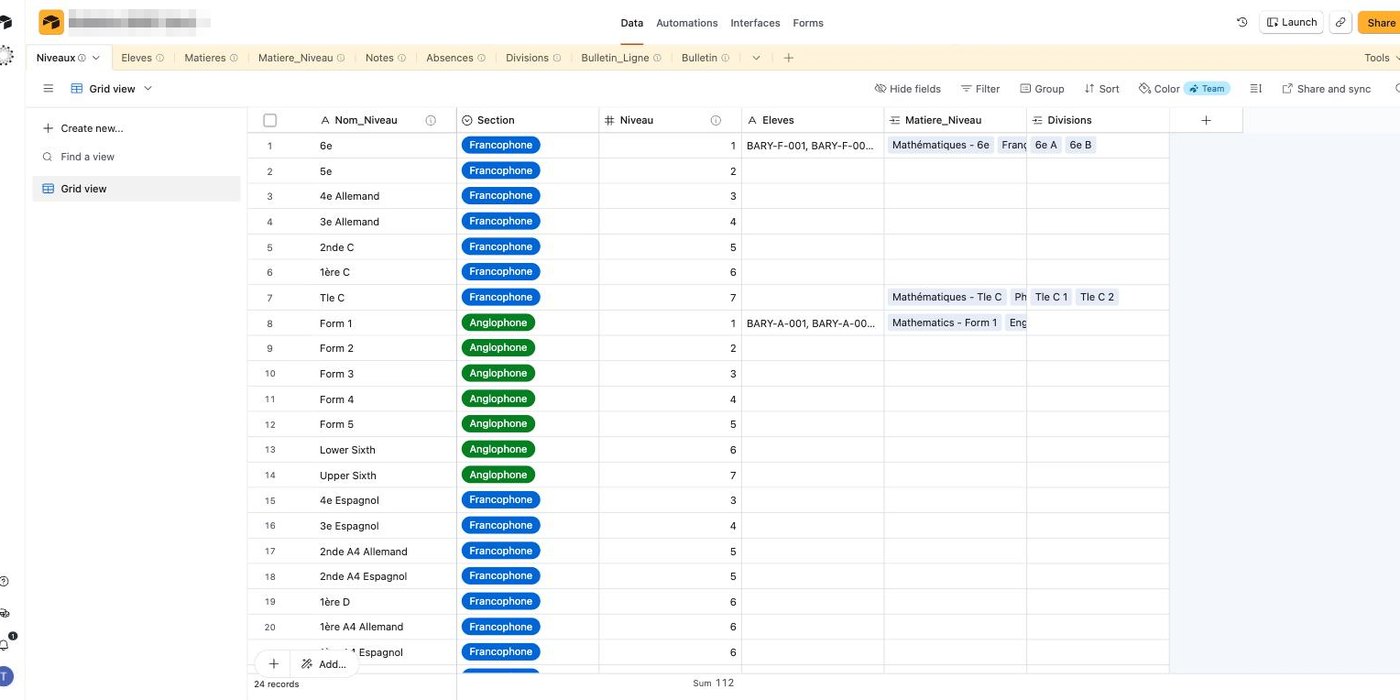 Airtable · classes et sections, chaque niveau relié à ses matières et divisions